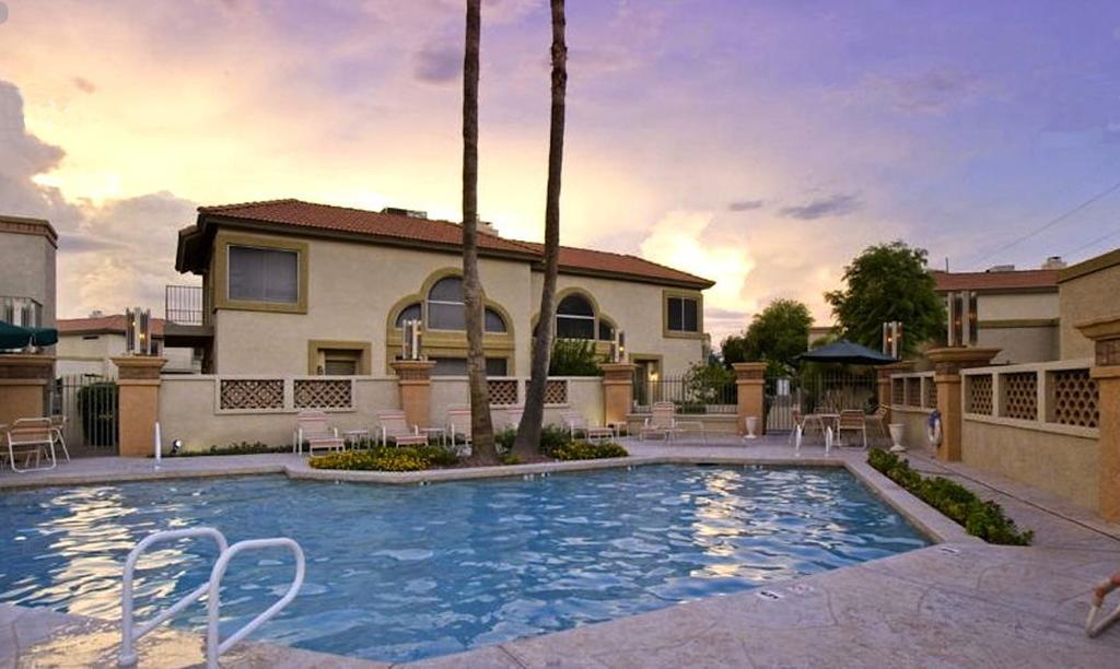 Private Community -- ½ Mile Walk To Hiking & Biking At N. Mtn. Preserve! Holiday home *